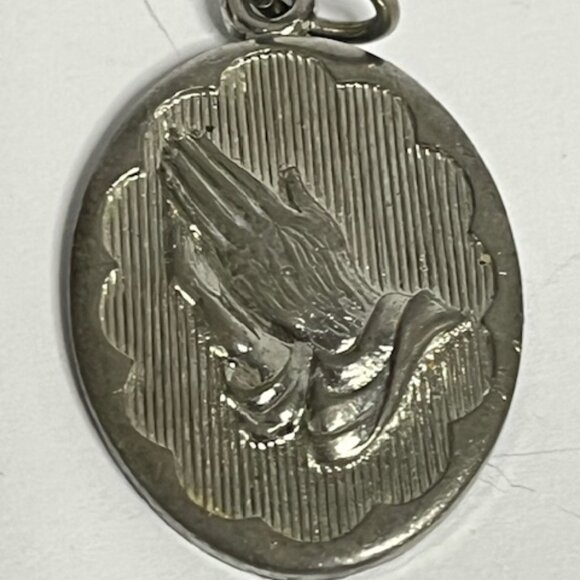 VTG Christian Praying Hands Oval Medal Pendant Serenity Prayer - Picture 3 of 8